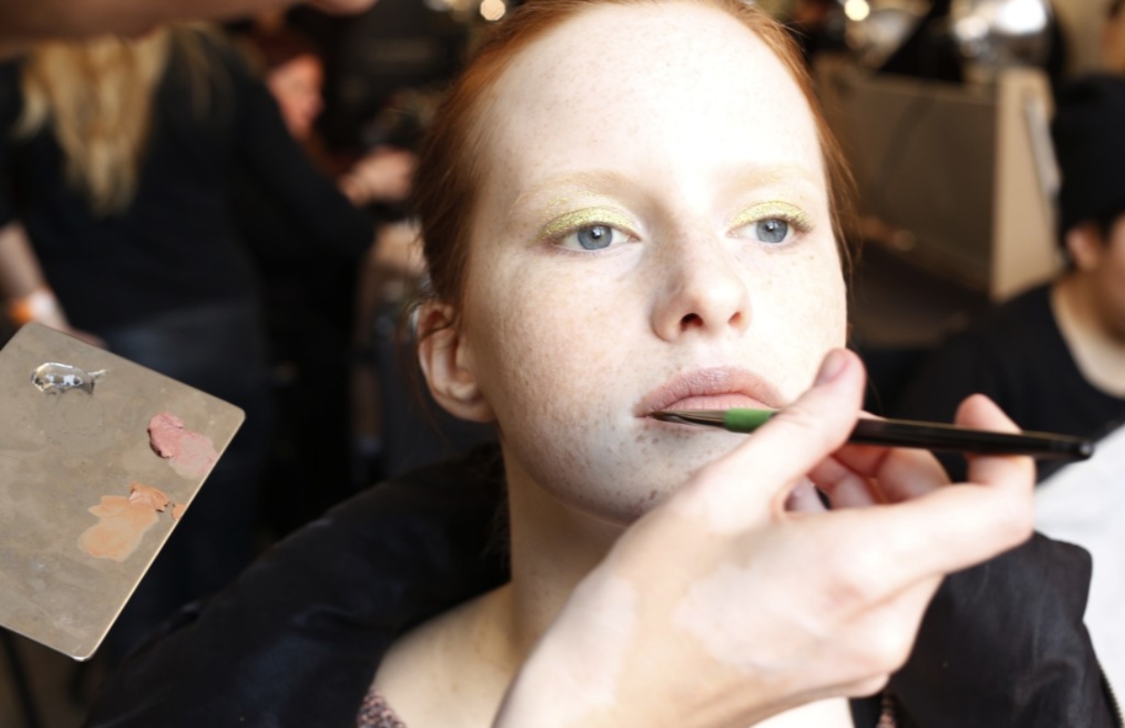 Inspiration Coiffure Et Maquillage 30 Jolies Photos Backstage De La New York Fashion Week Vivi B 